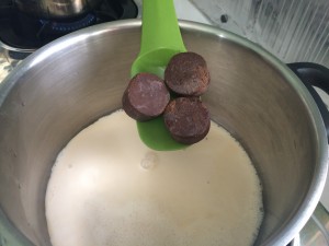 To make chocolate sauce
