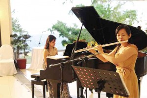 PIANIST Madeline Jane Banta (left) and flute player Gaille Ramos play classical music and Broadway hits to relax Apec delegates before the dinner and cultural presentation.