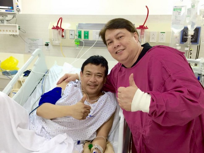  Singer Rico J. Puno is visited on Saturday night by his friend, fellow musician Joey San Andres at his room in Makati Medical Center before he was transferred to Asian Medical Center for heart surgery Sunday. CONTRIBUTED PHOTO/Joey San Andres 