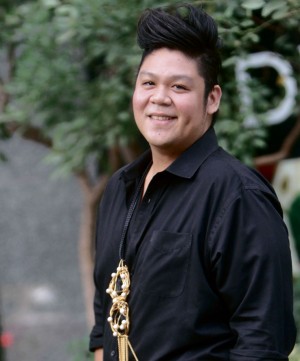 CARLO Evaristo wears one of his creations, a double pendant made of onyx, pearls and gold wire. (Photo by Richard Reyes) 