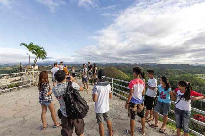 once the tourists and local folk at Chocolate Hills realize it is Pia doing the shoot, they do their own selfies.