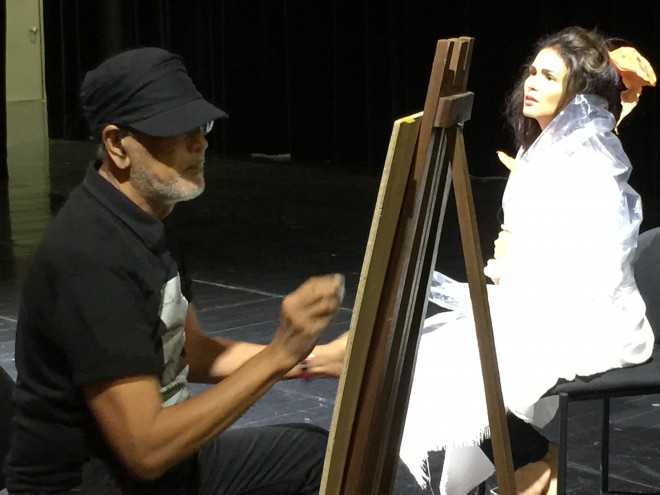 National Artist for Visual Arts Benedicto Cabrera painting Iza Calzado as “Sabel,” his long-time subject and muse, and now the inspiration for a new musical by Freddie Santos and Louie Ocampo. PHOTO FROM SOLAIRE RESORT & CASINO