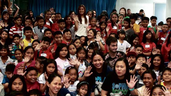NIKKI Gil (middle, standing) with (faces in the crowd) Adarna House’s Dyali Justo, Ang Pinoy Storytellers’ Rich Rodriguez, Sophia School teachers Salie Villaluz, Doray Carable andMarnie Buenaagua, and over 150 children during Inquirer Read-Along’s Mother’s Day edition. ALEXIS CORPUZ