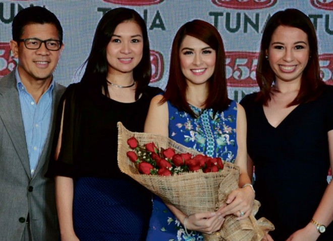 Greg Banzon, general manager of Century Pacific Food Inc.; Macky Lim, 555 Tuna Group product manager; Marian Rivera; and Bea Martinez, 555 Tuna assistant product manager