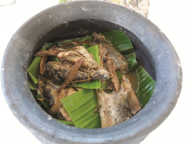 SINAING na tulingan, slow-cooked scad in clay pot