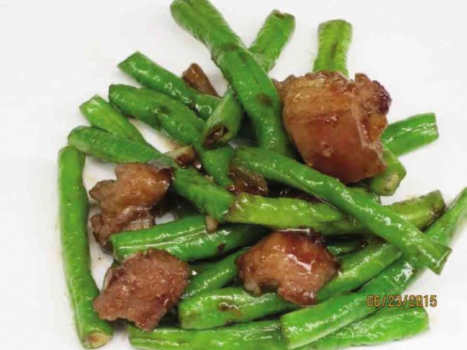 SAUTEED green beans with diced pork