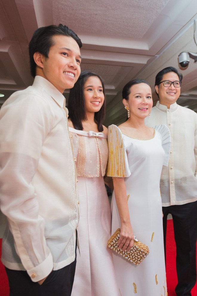 Not known for being a fashionista, Sen. Grace Poe, with husband Neil Llamanzares and children Brian and Hanna, is still a head-turner in an understated Rajo Laurel white silk crepe “terno” with a beaded rice stalk design on the hemline.  JILSON SECKLER TIU 