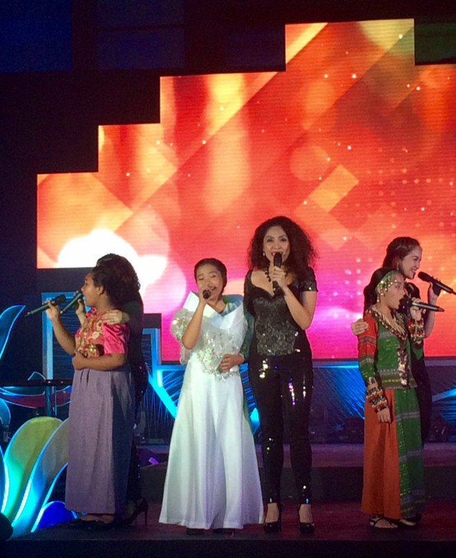Members of Baihana sing with the youth of Cebu.