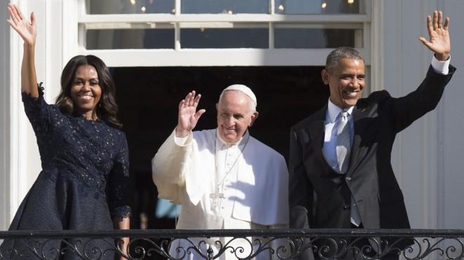 US President Barack Obama, First Lady Michelle Obama and Pope Francis wave during an arrival ceremony on the South Lawn of the White House in Washington, DC, September 23, 2015. More than 15,000 people packed the South Lawn for a full ceremonial welcome on Pope Francis' historic maiden visit to the United States. AFP PHOTO / JIM WATSON