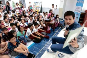 STORYTELLING FOR PEACE Actor Ken Chan reads the story “War Makes Me Sad” to about 100 children who attended the INQUIRER Read-Along session on Saturday at the newspaper’s main office in Makati City. The session was held in time for the observance of Peace Month. Chan, whose latest television drama “Destiny Rose” premieres onMonday, fielded questions to the children and sparked a discussion on the effects of war on children. LEO M. SABANGAN II