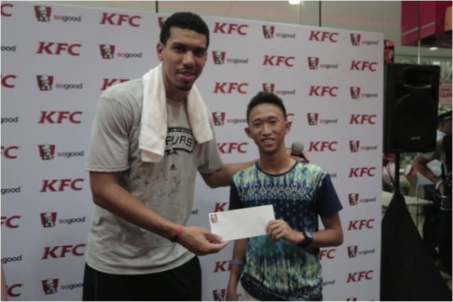 The 6’6” San Antonio Spur awarded (Alec  Obillo ) the 1st runner up during the KFC Showdown Finals.  