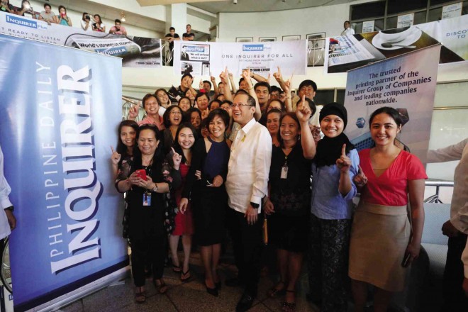 THE INQUIRER family (mostly women) gets its “groufie” with President Aquino before he says goodbye. PHOTOS BY REM ZAMORA