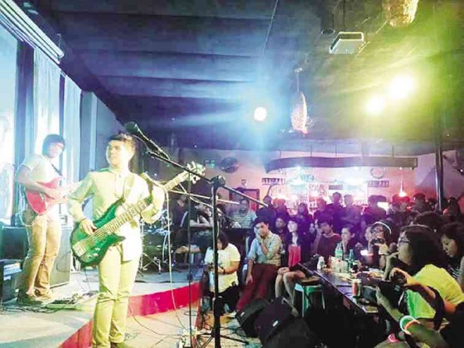 A live gig at ’70s Bistro, one of five bars that had pop-up stations in the San Miguel Beer Oktoberfest kickoff Sept. 18 at theMOA open grounds. POCHOLO CONCEPCION