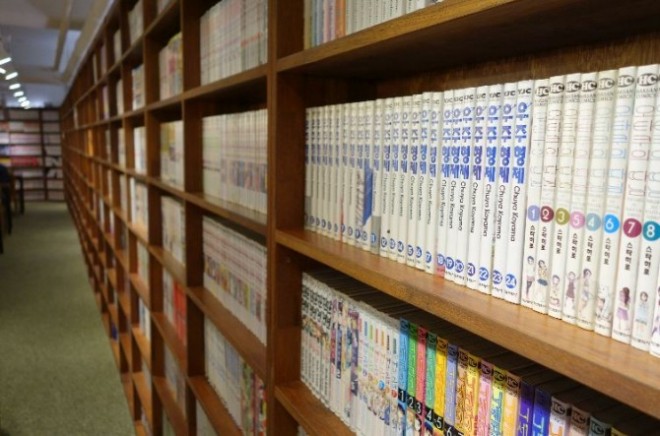 Comic book cafe Jeulgeoun Jakdang boasts a comprehensive collection of comics, from old Korean and Japanese classics to Marvel’s superhero stories and European adventure cartoons. (Rumy Doo/The Korea Herald)