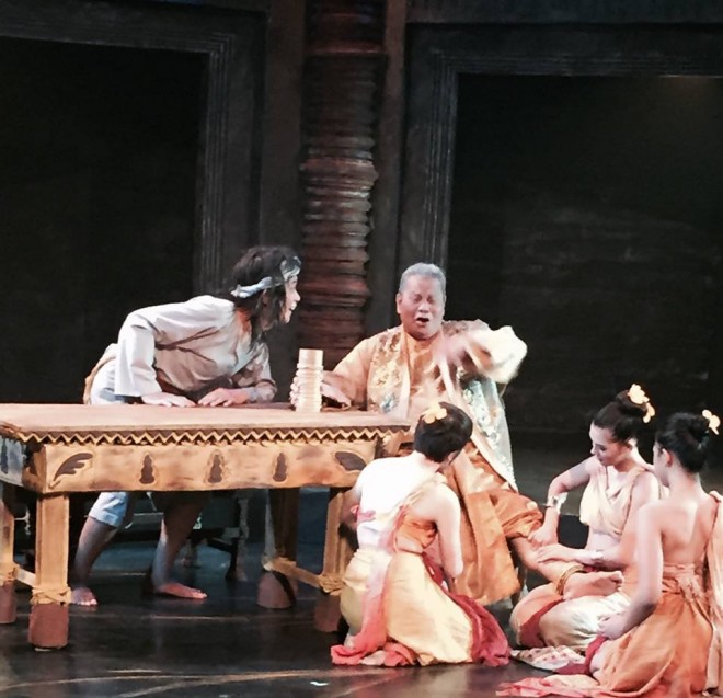 Joel Lamangan plumbs the depths of a king slowly descending to dementia in Tony Mabesa's darkly gilded “Haring Lear.” CONTRIBUTED PHOTO/Nicolas Pichay