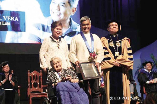 THEATER artist Rody Vera receiving the Gawad Tanglaw ng Lahi from Ateneo de Manila University president Fr. José Ramon T. Villarin Jr. during the special academic convocation last Sept. 22. With him is his mother, Gloria Vera PHOTO FROM ATENEO UNIVERSITY COMMUNICATION AND PUBLIC RELATIONS OFFICE