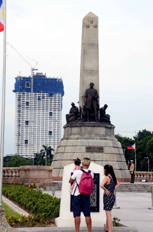 TORRE de Manila looms behind Rizal Monument at Luneta Park ARNOLD ALMACEN A  photo bomber of Torre de Manila behind Rizal monument at Luneta park in Manila. (NEWS) INQUIRER PHOTO/ARNOLD ALMACEN