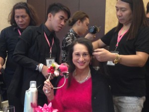 MICHELLE Dayrit-Soliven gets her hair done (with signature headband) by Alex Carbonell (Alya B. Honasan)