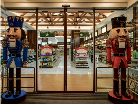 ￼“NUTCRACKER Christmas” at Healthy Options. Entrance of the Glorietta 2, Makati branch (above); chocolate and fruit delights