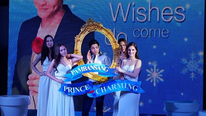 Alden Richards does the "pabebe" wave during Snowcaps launch. CONTRIBUTED PHOTO/Ed Uy (www.whereiseduy.com)