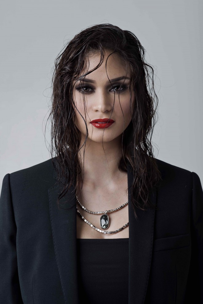 KEEP IT DRAMATIC Luscious red lips paired with smoked-out eyes are the perfect tandem for a dark hazed-out look. It’s a dramatic combination one can pull off with the right dose of confidence. Layered necklace with Swarovski stones, Uno de 50; blazer, Joseph