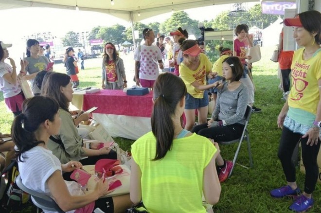 Female runners listen attentively to a makeup lecture at RunGirl Night. Photo by: The Yomiuri Shimbun