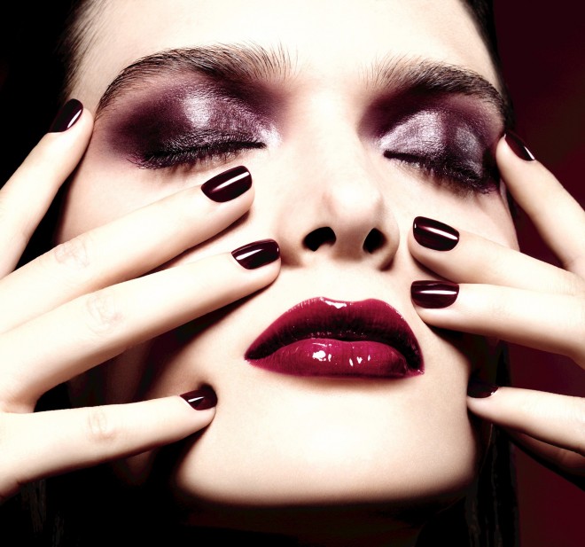 CHANEL’S look for holiday 2015 using the Rouge Noir Absolument makeup collection