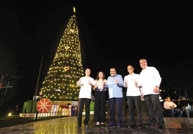 AT THE CHRISTMAS display lighting ceremony at Liwasang Asean and CCP main ramp: Manila Mayor Joseph Ejercito Estrada (center) with San Fernando City Vice Mayor Jaime Lazatin (second from right), CCP VP and artistic director Chris Millado (rightmost), Yatai International Corp. COO Lulu Chua and another guest
