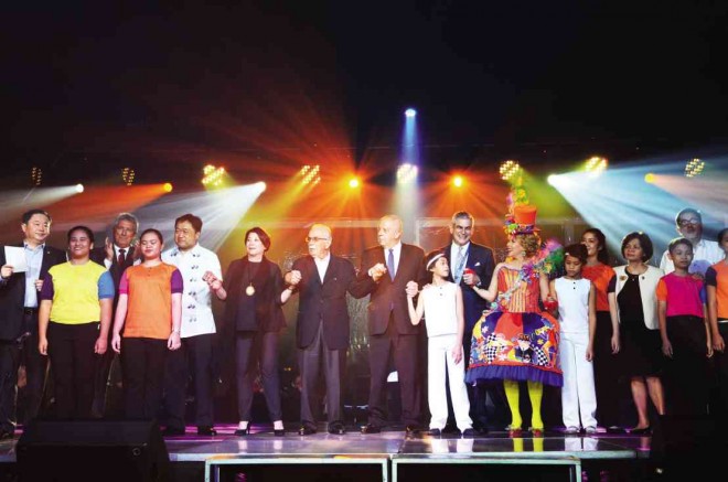 FINANCE Secretary Cesar Purisima, Jaime Augusto Zobel and DorisMagsaysay Ho join in the singing of “We Are theWorld” with key officials of the Apec Business Advisory Council. PHOTOS BY MIKE MIÑANA
