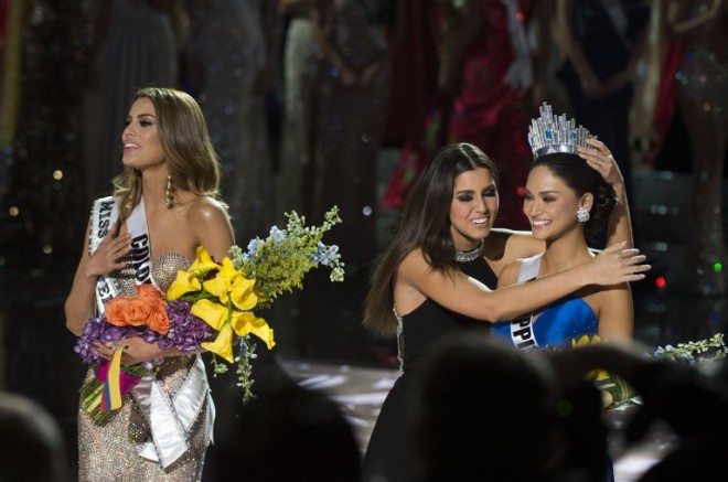 Miss Philippines Pia Alonzo Wurtzbach (R) is crowned Miss Universe 2015 by 2014 Miss Universe Paulina Vega (C) beside Miss Colombia Ariadna Gutierrez  (L) on stage during the 2015 MISS UNIVERSE show at Planet Hollywood Resort & Casino, in Las Vegas, California, on December 20, 2015.  Miss Philippines Pia Alonzo Wurtzbach was named Miss Universe, but in a drama-filled turn worthy of a telenovela.  The pageant's host comedian Steve Harvey, also a talk show host, misread the card which he said had Miss Colombia Ariadna Gutierrez as the winner.  AFP PHOTO 