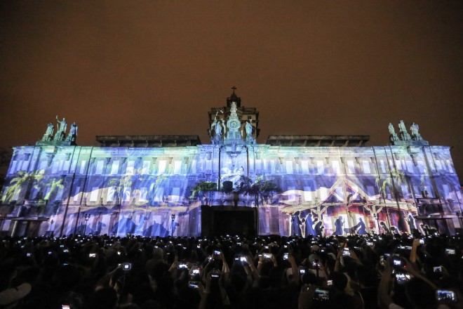 VIDEO of the nativity projected at the UST Main building facade