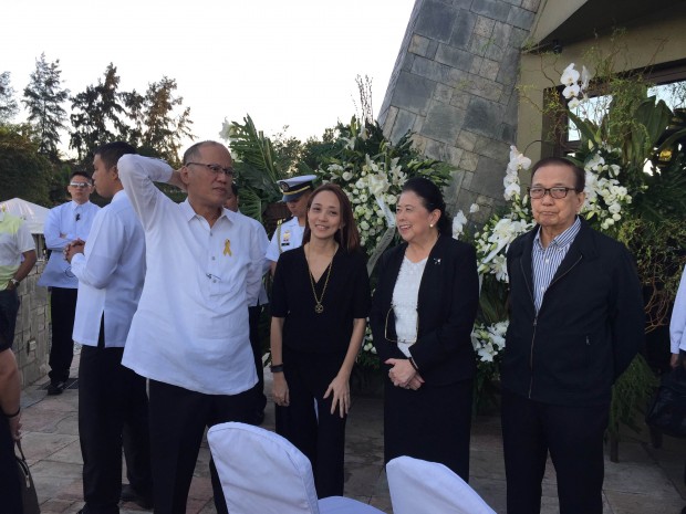 Inquirer chair Marixi Rufino Prieto with the Magsanoc family and President Benigno Aquino III during the wake of Letty Jimenez-Magsanoc. Photo by Marc Cayabyab / INQUIRER.net 
