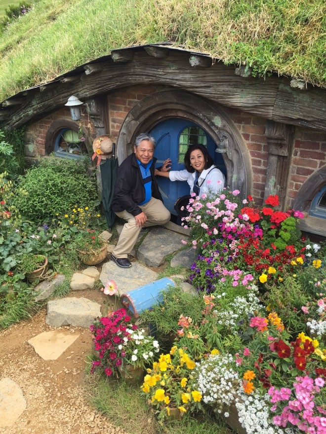 JAIME Bautista, Philippine Airlines president and COO, and wife Joji play house in one of the hobbits’ dwellings. All houses are devoid of interiors, as Peter Jackson shot interior scenes in a soundstage in Wellington.