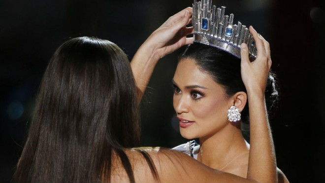 Miss Universe Paulina Vega, left, crows Miss Philippines Pia Alonzo Wurtzbach as the new Miss Universe at the Miss Universe pageant Sunday, Dec. 20, 2015, in Las Vegas. According to the pageant, a misreading led the announcer to read Miss Colombia Ariadna Gutierrez as the winner before they took it away and gave it to Miss Philippines Pia Alonzo Wurtzbach, pictured on left. (AP Photo/John Locher)
