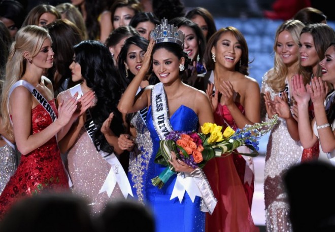 LAS VEGAS, NV - DECEMBER 20: Miss Philippines 2015, Pia Alonzo Wurtzbach (C), who was mistakenly named as First Runner-up reacts with other contestants after being named the 2015 Miss Universe during the 2015 Miss Universe Pageant at The Axis at Planet Hollywood Resort & Casino on December 20, 2015 in Las Vegas, Nevada.   Ethan Miller/Getty Images/AFP