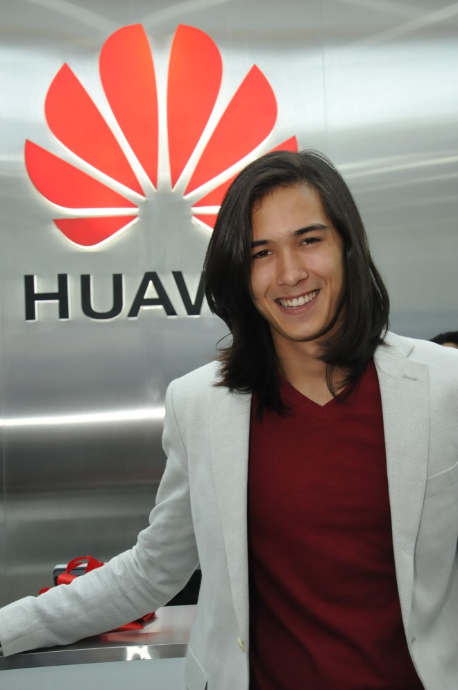 Tommy Esguerra, PBB 737 Ist Runner Up was also at the store opening and delighted about the opening of the Huawei Experience Store.
