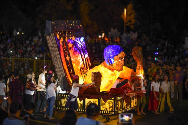 STUDENTS from UP Fine Arts display a float modelled after the 1954 film “Pedro Penduko.” PHOTOS BY MARTIN SAN DIEGO