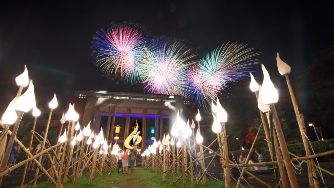 TOYM Imao’s art installation accentuates the Oblation as a fireworks display concludes the annual UP Lantern Parade.