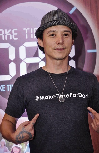 EPY QUIZON shows the shirt that advocates #maketimefordad. “It’s not the smoking per se but how our father deteriorated in front of us that made us reconsider our lifestyle.”