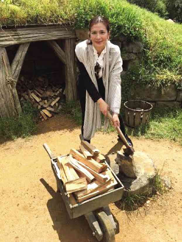 SINGERZsa Zsa Padilla, Philippine Airlines’ featured performer for its gala dinner at Auckland’s Stamford Hotel, tries her hand at chopping wood in Hobbiton.