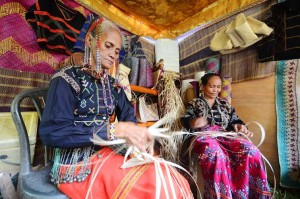 B’LAAN women weaving