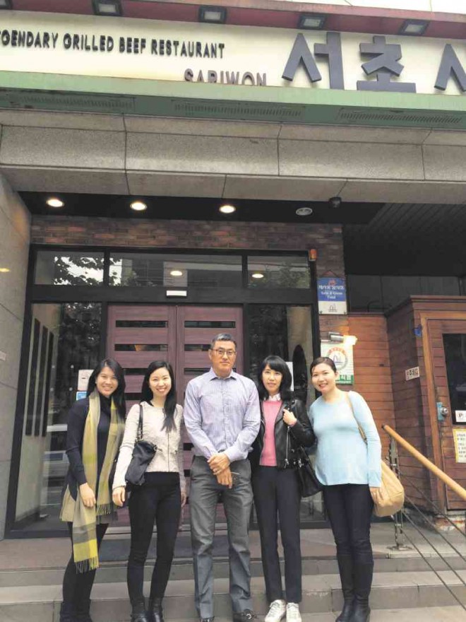 SARIWON Korea president Sung Rah and wife Yoo Chang (third and fourth, respectively) with Happyfoods group (from left) Lady Sherika Tanmantiong, Donna Tan-Ng and Dotz Tan-Dee at Sariwon Seocho-gu branch in Seoul, South Korea.