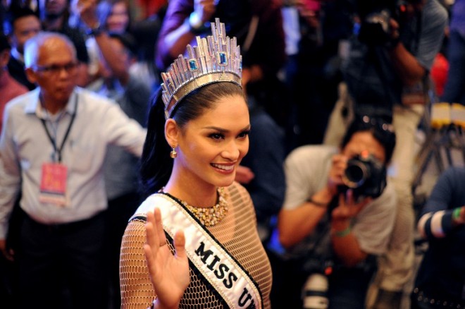Miss Universe Pia Alonzo Wurtzbach of the Philippines arrives for her homecoming press conference at a hotel in Manila on January 24, 2016.  Wurtzbach was crowned Miss Universe in December in a drama-filled show after the pageant's host, comedian Steve Harvey, misread his cue card and initially announced Miss Colombia as the winner before apologizing and saying Wurtzbach had won.    AFP PHOTO / NOEL CELIS / AFP / NOEL CELIS