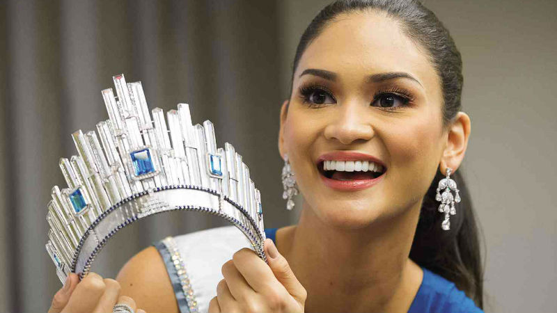 CROWN JEWELS  Miss Universe Pia Alonzo Wurtzbach shows off her crown encrusted with diamond, topaz and sapphire stones, and whose design was inspired by New York’s skyline. JILSON SECKLER TIU 