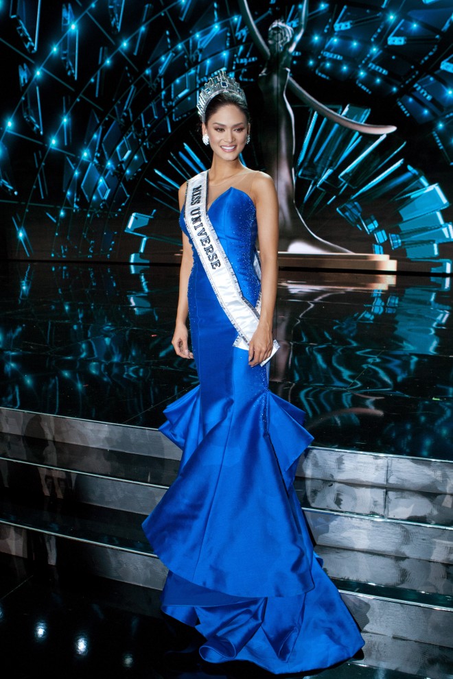 PIA Alonzo Wurtzbach, Miss Philippines 2015, poses for photographs on stage following The 2015 MISS UNIVERSE® Telecast airing live from Planet Hollywood Resort & Casino on FOX Sunday, December 20. HO/The Miss Universe Organization