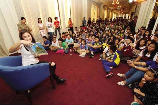 KIDS listen to “Si Carancal, ang Bayaning Isang Dangkal” as told by Read-Along ambassador Bianca Umali in the last session of the festival