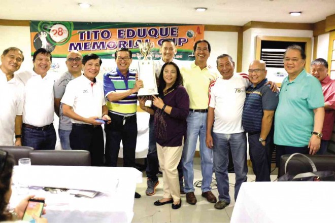 SPORTS editor Ted Melendres, Business News editor  Corrie Narisma, News editor Jun Engracia, Sports columnist Ernie Gonzales and Page One chief Nilo Paurom celebrate their Triple V Media golf victory.