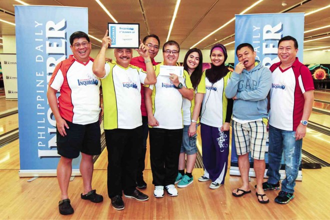 TEAM EDITORIAL composed of Abel Ulanday, Ernie Sarmiento, Carmina Tunay, Yara Lukman and Edwin Bacasmas during the awarding ceremony of the Interdepartment Bowling tournament held in SM Megamall. With them is assistant vice president and administration head Rolly Suarez, Business editor Raul Marcelo and AVP Jesse Rebustillo