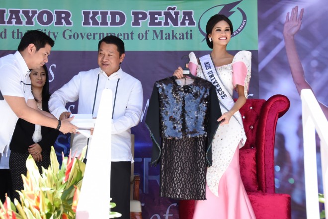 JANUARY 26, 2016 Makati City Mayor Romulo "Kid" Pena gives a black dress made from bamboo to Miss Universe 2015 Pia Wurtzbach during a courtesy call at the Makati City Hall on Tuesday. (Photo by Makati City Information and Community Relations Dept.)