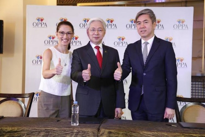 At the launch of the Original Pilipino Performing Arts Foundation: UP President Alfredo Pascual (center) flanked by OPPA president Menchu Lauchengco-Yulo and OPPA board chair Kingson Sian. PHOTO FROM RESORTS WORLD MANILA
